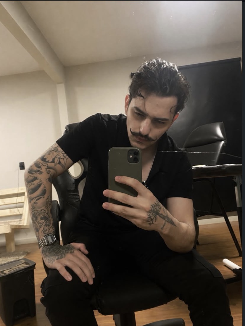 Gabriel Paulini com celular de capa verde